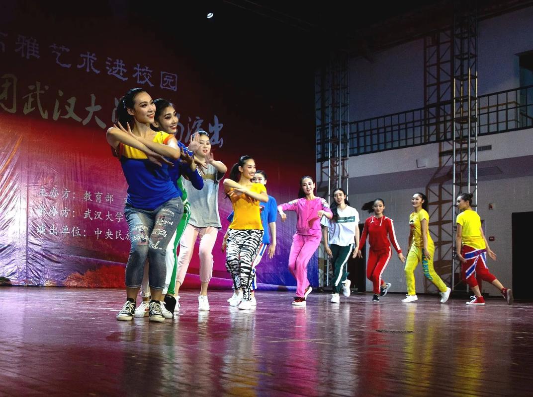 舞動青春，傳承文化——中央民族歌舞團《青春萬歲》走進校園
